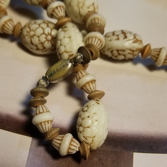 DECO MAX NEIGER Uranium Glass Necklace - Picture 5 of 6